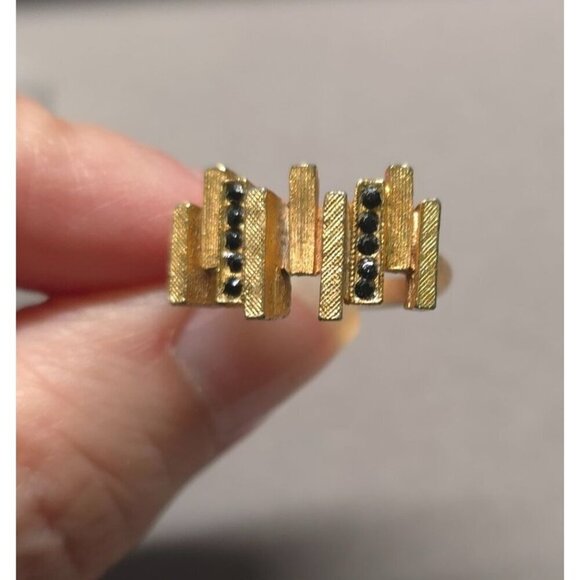 None Jewelry - Vintage Gold-Tone Architectural Ring With Black Stone Accents Size 5-1/2